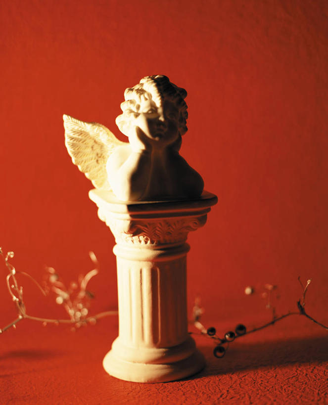 无人,竖图,室内,特写,白天,正面,静物,雕塑,天使,阴影,红色背景,艺术,装饰,反射,翅膀,雕刻,雕像,影子,一个,工艺品,摄影,影棚,单个,纪念,美术,神圣,主题,善良,陈列,信徒,功能,美学,使者,圣洁,彩图,影棚拍摄,拍摄,拟人