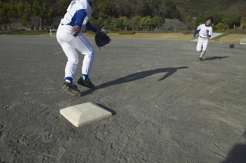 东方人,儿童,背部,两个人,伙伴,朋友,运动员,棒球运动员,横图,室外,白天,正面,运动服,锻炼,友谊,纯洁,运动,棒球,垒球,草地,草坪,植物,帽子,亚洲,奔驰,握,阴影,服装,光线,棒球场,棒球手套,影子,球场,注视,黄种人,运动器械,场地,运动帽,球,草,树,树木,一个,小孩,衣服,绿色,阳光,自然,手套,奔跑,观察,看,健身器械,鸭舌帽,可爱,童年,童趣,握着,服饰,生长,单个,成长,观看,察看,衣着,穿着,关注,健身器材,童真,烂漫,无邪,垒包,棒球球员,衣饰,体育,天真,友情,男孩,男人,男性,亚洲人,体育运动员,运动选手,半身,彩图,健身,运动器材,男生,运动装