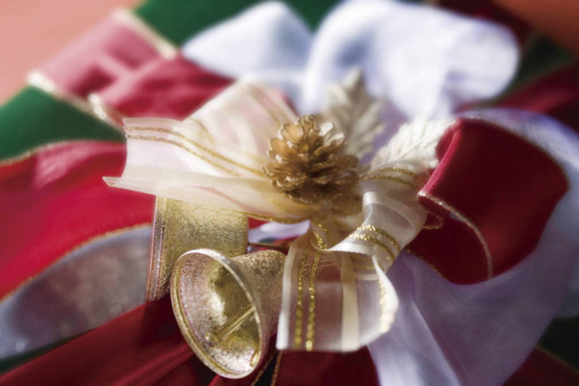 无人,横图,俯视,室内,特写,白天,静物,礼盒,礼物,金属制品,阴影,朦胧,模糊,装饰,反射,金属,铃铛,丝绸,丝带,影子,纸盒,缎带,绸带,盒子,一个,包装盒,礼品盒,礼品,单个,华丽,修饰,点缀,衬托,美观,雅致,雅观,圣诞铃铛,铜制,彩图,高角度拍摄