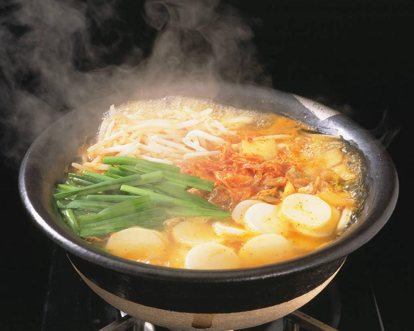 泡菜,无人,横图,俯视,室内,特写,白天,烹饪,雾,辣椒,蔬菜,厨具,金属制品,一堆,阴影,堆叠,堆积,沸腾,黑色背景,朦胧,模糊,新鲜,反射,金属,蒸汽,锅子,影子,料理,食品,水蒸气,雾气,韩式,锅,火锅,菜肴,美食,食物,一个,摄影,佳肴,有机食品,绿色食品,影棚,单个,锅具,堆,灶具,气体,韩国料理,燃气灶,韩国菜,韩式料理,烹饪用具,韩国泡菜,辣角,红海椒,大椒,辣虎,广椒,蒸发,燃气具,暖锅,烹调用具,辣子,红辣椒,海椒,番椒,烹调,彩图,高角度拍摄,影棚拍摄,拍摄,韩式泡菜火锅,泡菜火锅
