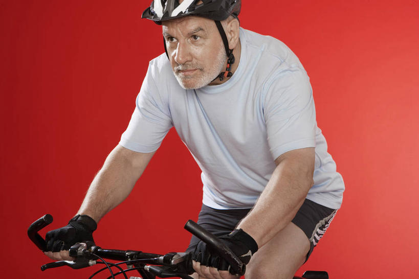 西方人,一个人,坐,横图,室内,白天,正面,运动服,自行车,帽子,欧洲,欧洲人,仅一个男性,仅一个人,一辆,握,阴影,红色背景,服装,装饰,反射,头盔,影子,注视,运动器械,脚踏车,骑,衣服,安全帽,手套,观察,看,仅一个老年男性,骑车,温暖,健身器械,便捷,握着,摄影,服饰,影棚,观看,保暖,华丽,点缀,察看,便利,衣着,御寒,穿着,关注,灵活,健身器材,衬托,美观,雅致,雅观,动感单车,动感自行车,衣饰,老年男性,男人,男性,白种人,坐着,半身,彩图,影棚拍摄,拍摄,半截手套,骑行头盔,运动器材,运动装