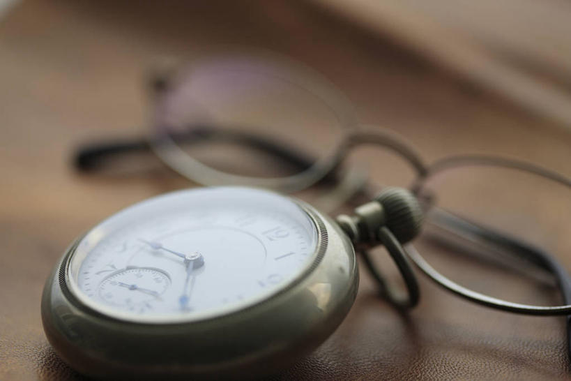 无人,横图,俯视,室内,特写,白天,复古,静物,一副,阴影,朦胧,模糊,时间,反射,时钟,眼镜,影子,计时,怀表,一个,钟表,表,单个,挂表,近视眼镜,钟,彩图,高角度拍摄