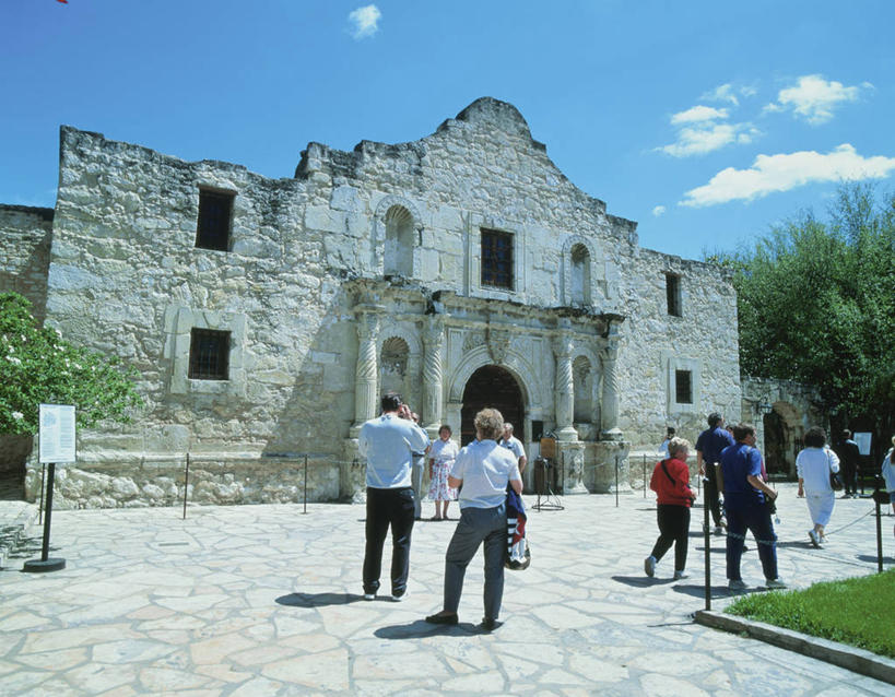 西方人,家,站,横图,室外,白天,度假,建材,草地,草坪,美景,植物,城市风光,城市,道路,建筑,路,欧洲,美国,欧洲人,行人,游客,游人,阴影,服装,光线,材料,影子,砖,砖块,房屋,墙,屋子,景观,云,云朵,小路,交通,许多人,云彩,休闲装,娱乐,楼房,路人,旅客,墙壁,墙面,住宅,草,树,树木,背面,衣服,蓝色,绿色,白云,蓝天,天空,阳光,自然,天,站着,一群人,享受,休闲,休闲服,砖头,景色,放松,建造,服饰,生长,晴朗,成长,北美,北美洲,德克萨斯州,美洲,阿拉莫,德克萨斯,圣安东尼奥,得州,德州,得克萨斯州,孤星之州,北亚美利加洲,亚美利加洲,圣安东尼,圣安东尼奥市,过客,男人,男性,年轻男性,年轻女性,女人,女性,白种人,石料,晴空,站立,彩图,全身,房子,砌墙砖,美利坚合众国