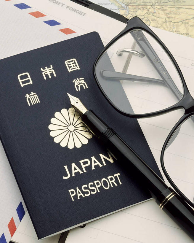 无人,竖图,俯视,室内,特写,白天,静物,阴影,反射,笔,眼镜,影子,办公用品,钢笔,文具,一个,本子,学习用品,单个,护照,文具用品,证明,一支,通行,身份,近视眼镜,彩图,高角度拍摄