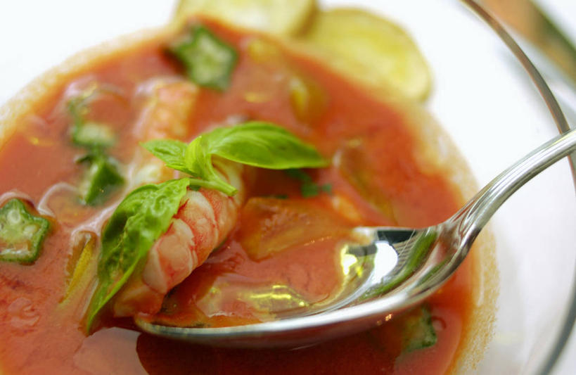 无人,横图,俯视,室内,特写,白天,烹饪,西餐,玻璃,一堆,阴影,堆叠,堆积,朦胧,模糊,反射,影子,勺子,汤,料理,食品,菜肴,美食,玻璃制品,食物,红色,容器,调羹,汤匙,碗,西式,佳肴,储藏,堆,储存,羹汤,彩图,高角度拍摄,凉菜汤,西班牙凉菜汤,贮存