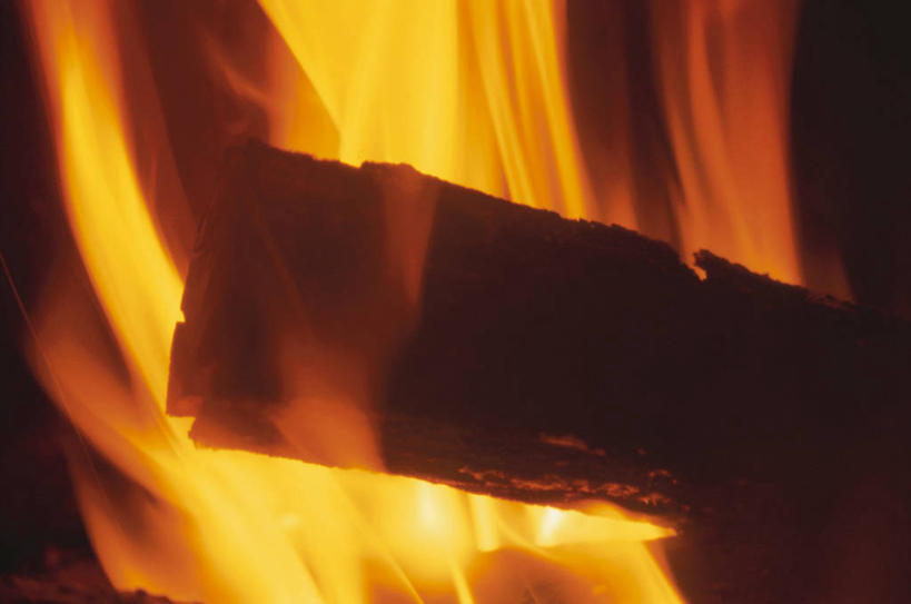 无人,横图,室内,特写,白天,正面,热情,建材,建筑,火,阴影,光线,材料,火焰,木板,木材,影子,背光,燃烧,木柴,点燃,建造,木料,火光,逆光,彩图