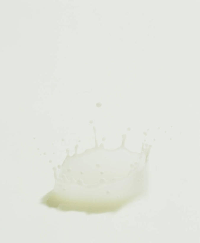 牛奶,无人,竖图,俯视,室内,特写,白天,阴影,波纹,飞溅,溅,反射,影子,饮品,营养,饮料,水纹,波浪,乳制品,奶,牛乳,喷洒,安神,彩图,高角度拍摄