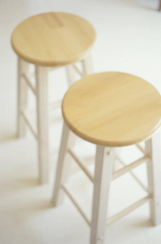 无人,竖图,俯视,室内,特写,白天,地板,静物,阴影,灰色背景,反射,木制,板凳,影子,凳子,地面,木地板,两个,木制品,摄影,影棚,彩图,高角度拍摄,影棚拍摄,拍摄