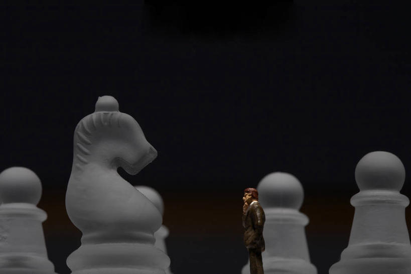 无人,横图,室内,特写,白天,仰视,马,静物,雕塑,阴影,黑色背景,朦胧,模糊,艺术,装饰,反射,雕刻,雕像,影子,骑士,工艺品,四个,棋子,摄影,影棚,纪念,美术,主题,陈列,功能,美学,彩图,低角度拍摄,影棚拍摄,拍摄,兵,近卫军,拟人