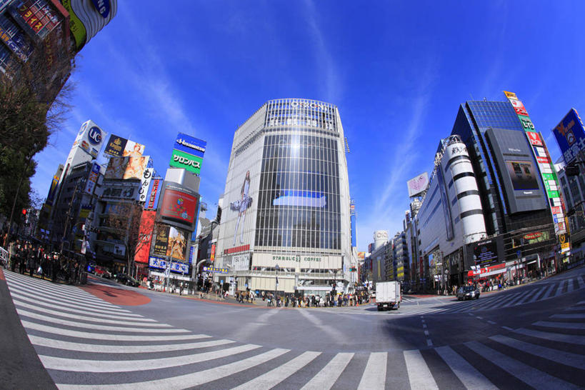 无人,高楼大厦,横图,室外,白天,广角镜头,鱼眼镜头,仰视,度假,美景,城市风光,城市,大厦,道路,建筑,路,摩天大楼,人行横道,公路,东京,日本,亚洲,阴影,光线,影子,景观,云,云朵,人行道,分界线,停车线,交通,云彩,娱乐,蓝色,白云,蓝天,天空,阳光,天,享受,休闲,景色,放松,晴朗,车行道,车行道分界线,标线,人行横道线,东亚,车行线,本州,关东地方,本州岛,日本国,东京都,涩谷,涉谷,涩谷区,晴空,斑马线,马路,彩图,低角度拍摄,大楼,高层建筑,高楼,摩天楼,涩谷站