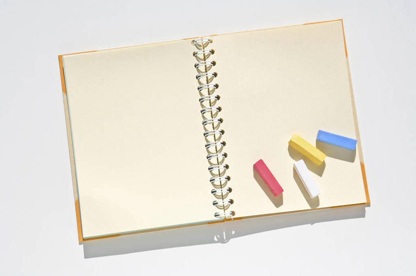 无人,横图,俯视,室内,特写,白天,白色背景,静物,一本,阴影,反射,笔,蜡笔,影子,办公用品,素描本,文具,本子,学习用品,打开,翻开,四支,摄影,影棚,文具用品,掀开,彩图,高角度拍摄,影棚拍摄,拍摄,速写本,画画本,绘图本,手绘本,涂鸦本