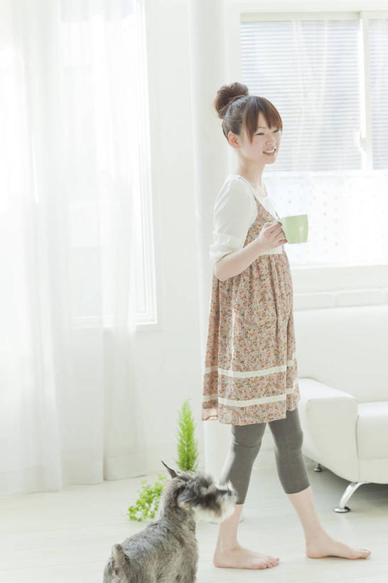 东方人,一个人,客厅,走,笑,微笑,露齿笑,竖图,室内,白天,侧面,植物,窗户,窗帘,地板,宠物,狗,杯子,亚洲,仅一个年轻女性,仅一个女性,仅一个人,握,阴影,服装,装饰,反射,瓷器,盆栽,影子,墙,咖啡杯,盆景,陶瓷制品,梗犬,雪纳瑞,地面,迷你雪纳瑞,注视,休闲装,黄种人,光脚,木地板,玻璃窗,墙壁,墙面,一个,一只,衣服,绿色,白色,自然,帘子,动物,观察,看,休闲,赤脚,休闲服,遮阳,可爱,握着,服饰,生长,单个,成长,观看,华丽,修饰,点缀,察看,起居室,关注,雪纳瑞犬,瓷杯,髯犬,忠诚,衬托,美观,雅致,雅观,雪纳瑞狗,客堂,年轻女性,女人,女性,亚洲人,犬,步行,散步,走路,彩图,全身