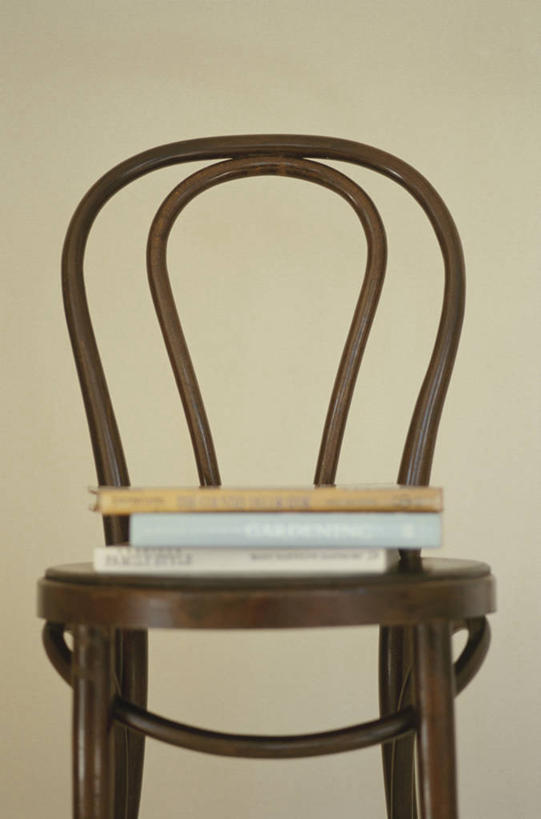 无人,竖图,室内,白天,正面,静物,书籍,椅子,一把,阴影,反射,影子,木椅,书本,三本,摄影,影棚,褐色背景,书,图书,彩图,影棚拍摄,拍摄