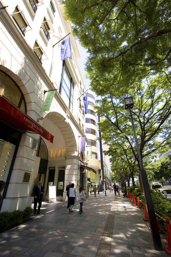 东方人,三个人,商店,站,竖图,室外,白天,仰视,度假,美景,植物,城市风光,城市,道路,路,东京,日本,亚洲,行人,游客,游人,阴影,服装,光线,影子,景观,小路,交通,休闲装,黄种人,娱乐,商铺,路人,旅客,树,树木,衣服,绿色,阳光,自然,站着,享受,休闲,休闲服,景色,放松,服饰,生长,成长,东亚,本州,关东地方,本州岛,日本国,东京都,市肆,商号,涩谷区,过客,原宿,表参道,男人,男性,年轻男性,年轻女性,女人,女性,亚洲人,站立,彩图,低角度拍摄,全身,店铺