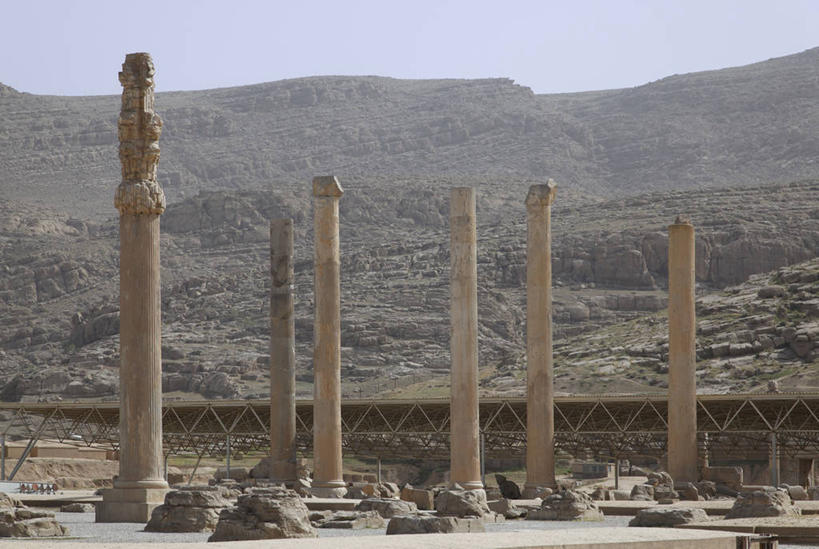 无人,横图,室外,白天,正面,旅游,度假,名胜古迹,山,山脉,标志建筑,地标,建筑,伊朗,亚洲,许多,阴影,朦胧,模糊,破旧,遗迹,陈旧,光线,影子,柱子,山峰,山峦,首都,很多,古迹,文物,娱乐,建设,古建筑,排列,蓝色,蓝天,天空,阳光,群山,天,享受,休闲,旅游胜地,放松,晴朗,残破,西亚,古文明,万里无云,省会,摆列,阿黑门尼德王朝,阿契美尼德王朝,阿契美尼德帝国,波斯波利斯,波斯帝国,伊朗伊斯兰共和国,法尔斯,法尔斯省,设拉子,晴空,晴空万里,彩图,布列,分列