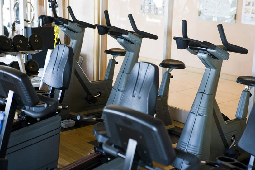 无人,健身房,横图,室内,白天,正面,地板,一排,许多,阴影,整齐,并列,并排,反射,影子,墙,褐色,地面,很多,运动器械,木地板,墙壁,墙面,排列,健身器械,队列,健身器材,平行,健身车,彩图,健身馆,运动器材