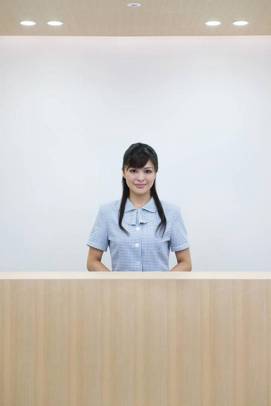 东方人,一个人,前台,服务员,站,笑,微笑,露齿笑,竖图,室内,白天,正面,衬衫,天花板,桌子,照明,亚洲,仅一个女性,仅一个人,阴影,光线,影子,办公桌,墙,灯光,注视,黄种人,顶灯,墙壁,墙面,灯,白色,灰色,灯具,观察,看,站着,仅一个中年女性,服务台,观看,照亮,察看,照明设备,关注,接待员,女人,女性,中年女性,亚洲人,服务生,侍者,站立,半身,彩图,衬衣,帮助台,呼叫台