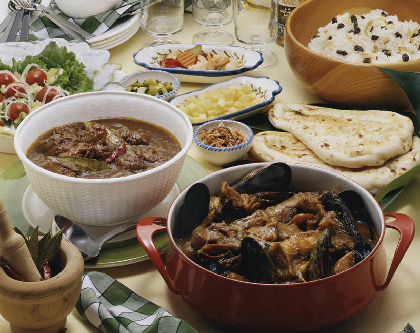 米饭,咖哩,无人,坐,盘腿,横图,俯视,室内,白天,烹饪,餐桌,桌子,一堆,阴影,堆叠,堆积,反射,布料,影子,陶瓷,调料,料理,食品,陶瓷制品,饭,调味品,调味料,布纹,咖喱,菜肴,美食,桌布,食物,餐巾,容器,台布,碗,佳肴,餐台,储藏,堆,五谷,储存,咖喱饭,印度菜,印度料理,餐桌布,盘腿而坐,盘膝,盘着腿的,盘着腿坐,双腿交叉,坐着,彩图,高角度拍摄,贮存