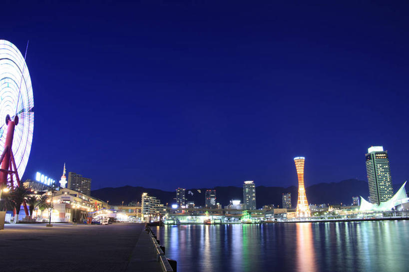 无人,高楼大厦,横图,室外,夜晚,正面,度假,游戏,海浪,海洋,美景,城市风光,城市,大厦,建筑,摩天大楼,夜景,日本,亚洲,阴影,光线,影子,景观,浪花,建筑群,摩天轮,灯光,玩,娱乐,建设,倒影,海水,享受,休闲,景色,放松,游乐设施,活动,倒映,发泄,消遣,智力,海景,东亚,观光塔,本州,费里斯大转轮,本州岛,日本国,近畿地方,近畿,兵库,兵库县,宣泄,神户,神户港,神户港口塔,神户市,神戸,县厅,神戸市,游艺设施,反照,大海,风浪,海,海水的波动,近岸浪,涌浪,玩耍,嬉戏,彩图,大楼,高层建筑,高楼,摩天楼,神户港塔