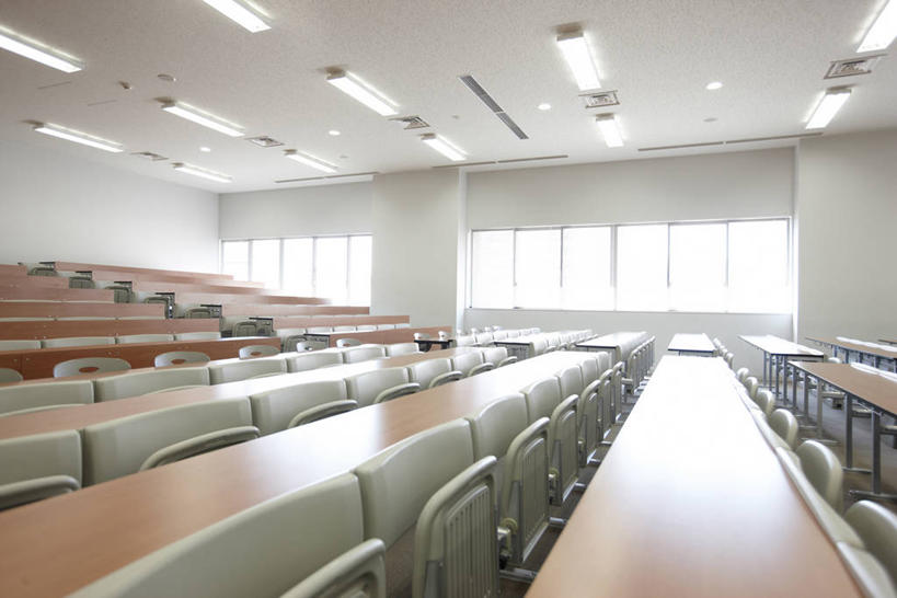 无人,学校,横图,室内,白天,正面,窗户,天花板,桌子,椅子,照明,一排,许多,阴影,整齐,并列,并排,光线,影子,墙,灯光,很多,书桌,校园,顶灯,玻璃窗,墙壁,墙面,灯,排列,白色,课桌,灯具,教室,照亮,课堂,照明设备,阶梯教室,队列,平行,彩图