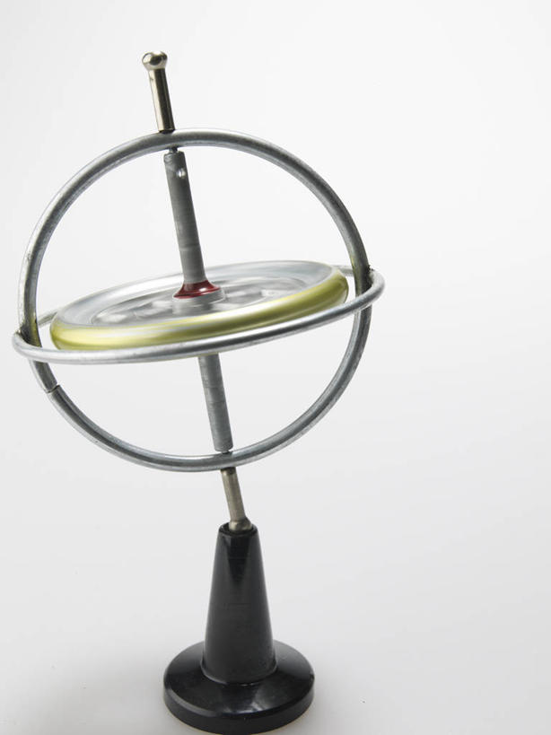 无人,竖图,室内,特写,白天,正面,游戏,静物,阴影,灰色背景,反射,图形,影子,几何,玩,娱乐,一个,陀螺,休闲,球体,益智,摄影,影棚,单个,活动,发泄,数学,消遣,智力,宣泄,陀螺仪,回转仪,陀罗,干乐,冰尜,打老牛,独乐,回转,回转效应,玩耍,嬉戏,彩图,影棚拍摄,拍摄,几何图形,立体几何,立体图形