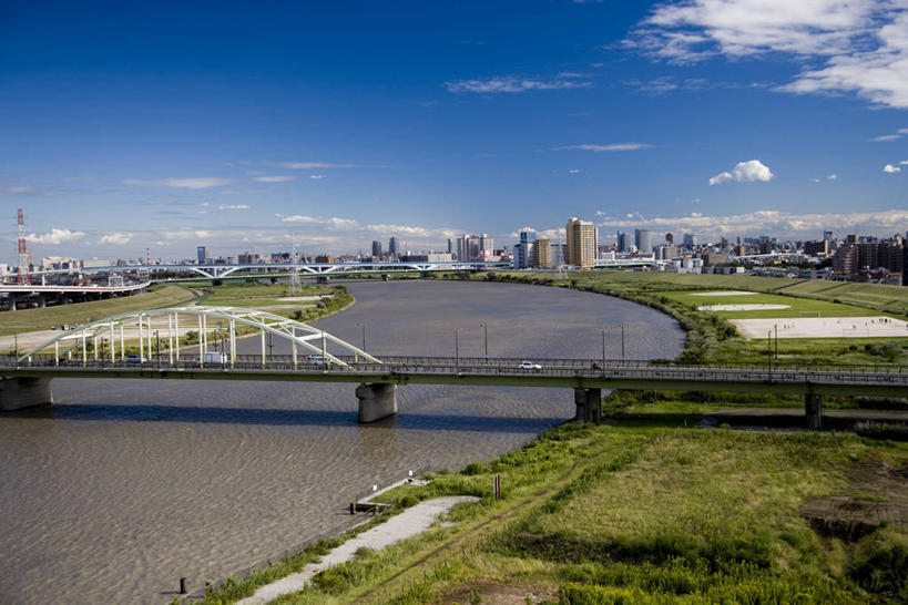 无人,家,横图,室外,白天,正面,度假,草地,草坪,河流,美景,水,植物,城市风光,城市,东京,日本,亚洲,阴影,光线,影子,房屋,屋子,河水,景观,水流,云,云朵,桥,云彩,娱乐,楼房,住宅,草,蓝色,绿色,白云,蓝天,天空,阳光,天,享受,休闲,景色,放松,吊桥,晴朗,人行桥,悬索桥,吊杆,东亚,本州,关东地方,本州岛,日本国,东京都,荒川区,锚锭,悬索,晴空,彩图,房子