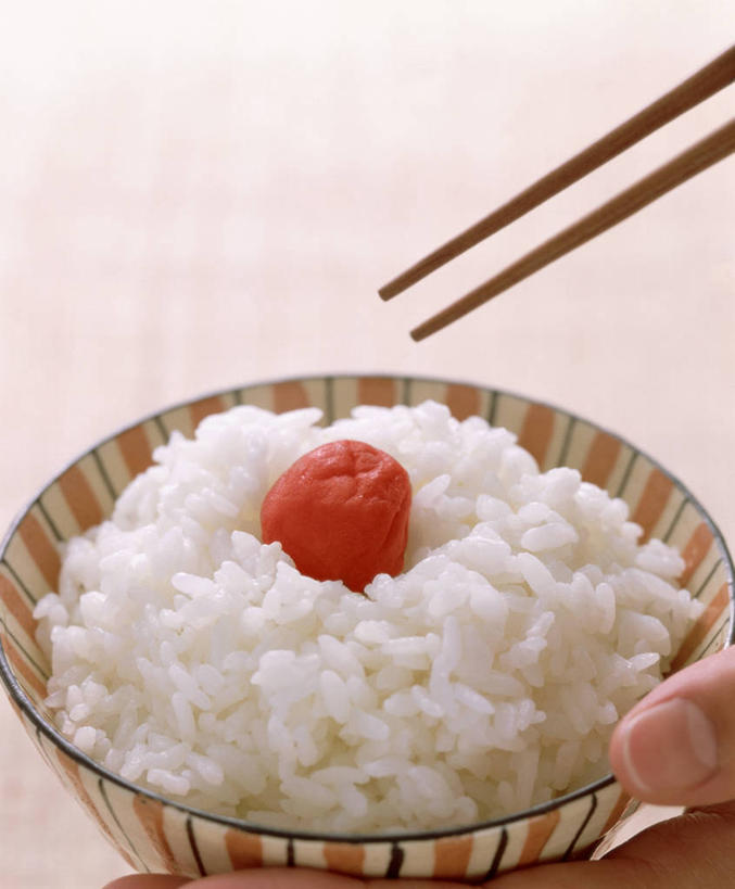 米饭,东方人,手,一个人,竖图,俯视,室内,特写,白天,烹饪,餐桌,筷子,桌子,餐具,亚洲,仅一个年轻女性,仅一个女性,仅一个人,一双,握,阴影,反射,影子,陶瓷,日本料理,料理,食品,陶瓷制品,黄种人,文化,传统,菜肴,美食,食物,一个,容器,碗,日式料理,日式,手部,握着,佳肴,单个,餐台,储藏,单手,礼节,五谷,储存,礼仪,梅子,梅干,日本梅丼,梅子饭,饭食,年轻女性,女人,女性,亚洲人,进餐用具,半身,彩图,高角度拍摄,贮存