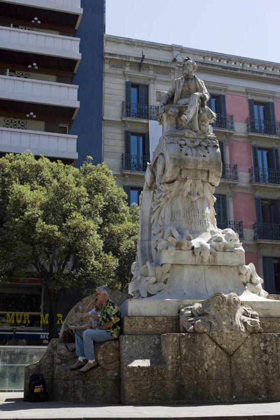 西方人,一个人,家,坐,竖图,室外,白天,仰视,度假,美景,植物,城市风光,城市,道路,路,雕塑,西班牙,欧洲,巴塞罗那,欧洲人,仅一个男性,仅一个人,行人,游客,游人,阴影,服装,艺术,装饰,光线,雕刻,雕像,影子,房屋,屋子,景观,小路,交通,休闲装,娱乐,楼房,路人,旅客,住宅,树,树木,仅一个年轻男性,衣服,绿色,天空,阳光,自然,工艺品,天,享受,休闲,休闲服,景色,放松,服饰,生长,成长,纪念,美术,南欧,主题,陈列,首府,加泰罗尼亚,西班牙王国,功能,美学,花市大街,兰布拉斯大道,兰布拉斯大街,过客,男人,男性,年轻男性,白种人,坐着,彩图,低角度拍摄,全身,房子,拟人