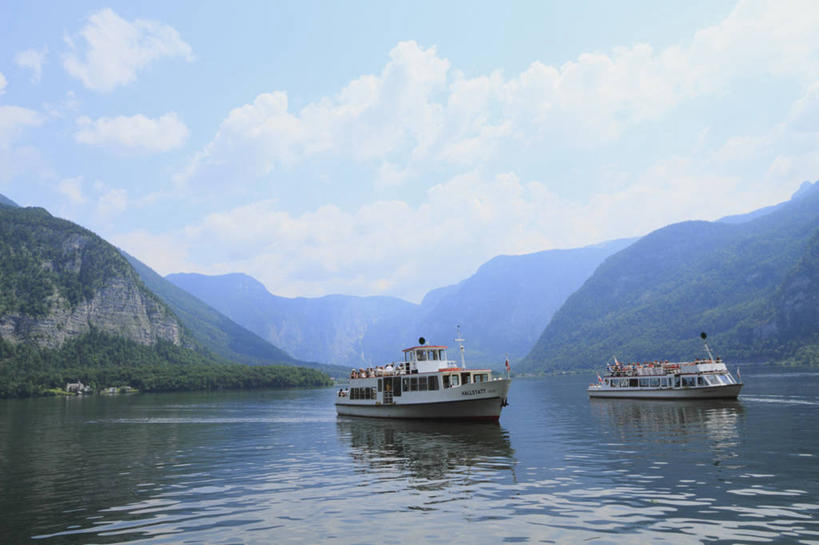 无人,横图,室外,白天,正面,旅游,度假,河流,美景,山,山脉,水,轮船,船,奥地利,欧洲,阴影,波纹,飞溅,溅,光线,液体,影子,河水,景观,山峰,水滴,水流,云,云朵,山峦,两艘,云彩,娱乐,水珠,蓝色,白云,蓝天,水纹,天空,阳光,自然,船尾波,交通工具,波浪,群山,天,享受,休闲,景色,放松,晴朗,喷洒,自然风光,载具,中欧,奥地利共和国,上奥地利,上奥地利州,哈尔施塔特,哈尔斯塔特,晴空,彩图
