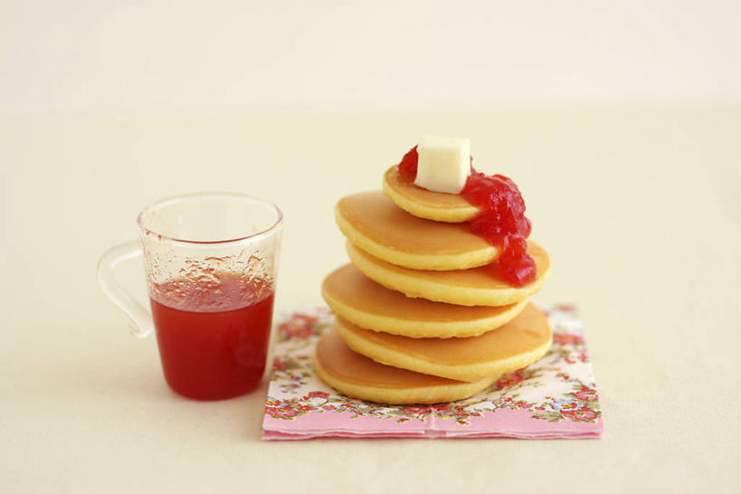 点心,煎饼,无人,横图,俯视,室内,特写,白天,餐桌,桌子,西红柿,杯子,一堆,许多,阴影,堆叠,堆积,灰色背景,反射,影子,食品,饮品,很多,一杯,文化,蔬菜汁,饼,小吃,玻璃制品,食物,糕点,饮料,一个,红色,水杯,果酱,甜食,番茄汁,摄影,影棚,单个,餐台,堆,可口,果子酱,日式煎饼,适口,玻璃杯,洋柿子,柑仔蜜,番茄,臭柿,彩图,高角度拍摄,影棚拍摄,拍摄,六月柿,喜报三元