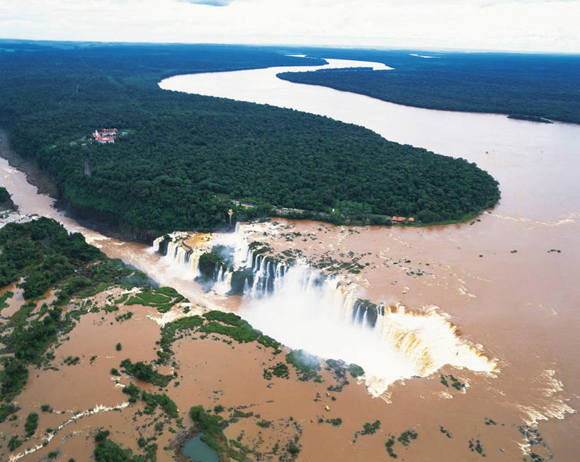 无人,横图,俯视,航拍,室外,白天,旅游,度假,草地,草坪,河流,美景,瀑布,水,植物,巴西,阿根廷,阴影,飞溅,溅,光线,液体,影子,河水,景观,水滴,水流,娱乐,水珠,草,绿色,天空,阳光,自然,天,享受,休闲,景色,南美,放松,南美洲,拉丁美洲,鸟瞰,喷洒,自然风光,美洲,世界自然遗产,巴西联邦共和国,亚美利加洲,南亚美利加洲,阿根廷共和国,伊瓜苏大瀑布,伊瓜苏瀑布,巴拉那,巴拉那州,跌水,彩图,高角度拍摄
