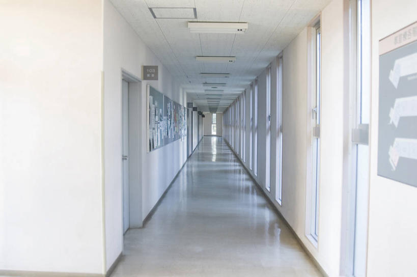 无人,学校,教学楼,横图,室内,白天,正面,消失点,门,天花板,阴影,反射,信息,瓷砖,地砖,影子,墙,走道,走廊,过道,地面,校园,布告,布告栏,墙壁,墙面,白色,门框,教室,通知,公告,传播,消息,公布栏,彩图,没影点,灭点,教学大楼