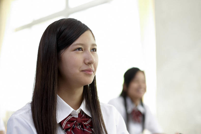 东方人,两个人,伙伴,朋友,学校,坐,横图,室内,白天,正面,制服,友谊,窗户,亚洲,阴影,服装,朦胧,模糊,反射,领结,影子,墙,注视,黄种人,校园,玻璃窗,墙壁,墙面,红色,白色,观察,看,教室,同学,校服,观看,察看,课堂,象征,庄重,校友,关注,身份,学生服,正式,地位,同窗,学友,友情,年轻女性,女人,女性,亚洲人,坐着,半身,彩图,日本校服