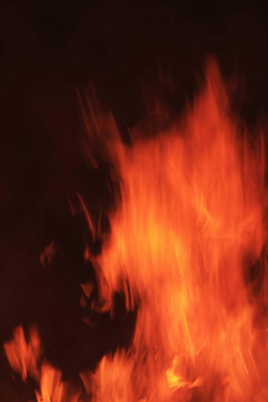 无人,竖图,室外,特写,夜晚,正面,热情,火,阴影,朦胧,模糊,光线,火焰,影子,燃烧,红色,点燃,火光,彩图