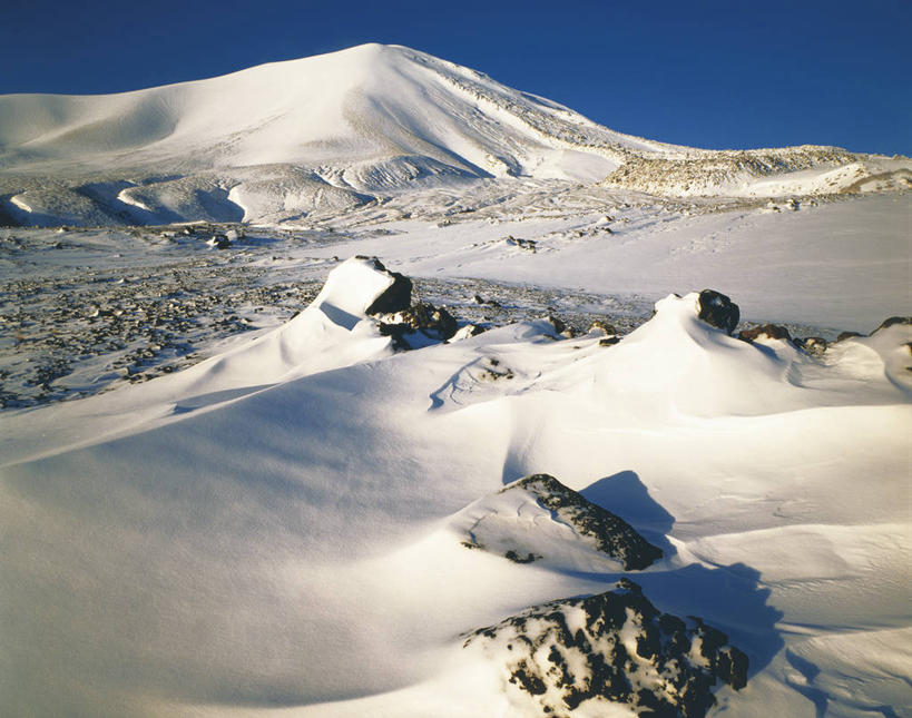 无人,横图,室外,白天,正面,旅游,度假,火山,美景,山,雪,雪山,大雪,长野县,日本,亚洲,阴影,光线,影子,冰,积雪,景观,山峰,雪景,冬季,冬天,山峦,娱乐,蓝色,蓝天,天空,阳光,自然,天,享受,休闲,景色,放松,寒冷,晴朗,冰冷,自然风光,东亚,本州,万里无云,关东地方,本州岛,日本国,中部地方,群马,群马县,长野,严寒,冰凉,酷寒,凛冽,凛凛,极冷,浅间山,轻井泽,活火山,晴空,晴空万里,彩图