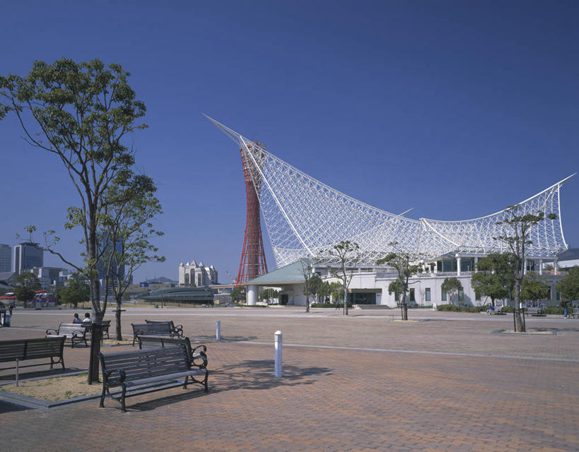 无人,公园,横图,室外,白天,正面,度假,美景,植物,城市风光,城市,道路,路,椅子,雕塑,日本,亚洲,阴影,艺术,装饰,光线,雕刻,雕像,影子,木椅,景观,小路,塔,交通,中央区,娱乐,树,树木,蓝色,绿色,蓝天,天空,阳光,自然,工艺品,天,享受,休闲,景色,放松,生长,晴朗,成长,纪念,美术,主题,陈列,东亚,观光塔,本州,万里无云,本州岛,日本国,近畿地方,近畿,兵库,兵库县,功能,美学,神户,神户港,神户港口塔,神户市,神戸,县厅,神戸市,晴空,晴空万里,彩图,美利坚公园,神户港塔