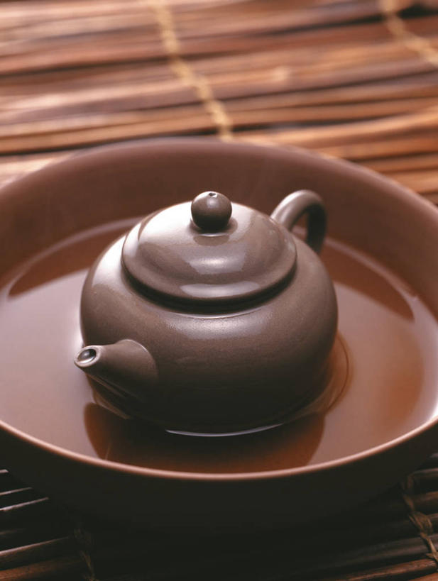 无人,竖图,俯视,室内,特写,白天,静物,餐具,阴影,反射,碟子,壶,盘,影子,水壶,一个,盘子,茶壶,容器,碟,紫砂壶,单个,彩图,高角度拍摄