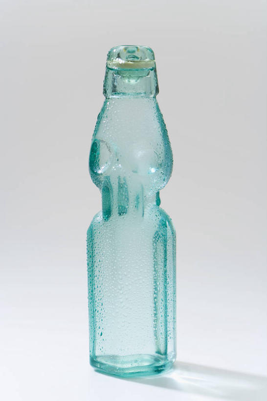 无人,竖图,室内,特写,白天,正面,阴影,灰色背景,反射,影子,汽水,饮品,玻璃制品,饮料,一个,蓝色,玻璃瓶,瓶子,碳酸饮料,摄影,影棚,单个,一瓶,可口,适口,彩图,影棚拍摄,拍摄,荷兰水