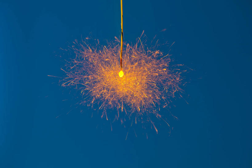 无人,横图,室外,特写,夜晚,正面,烟火,阴影,蓝色背景,光线,火焰,影子,燃烧,一个,焰火,点燃,单个,火光,礼花,仙女棒,花炮,礼花炮,手持喷泉,手持烟花,烟花,彩图