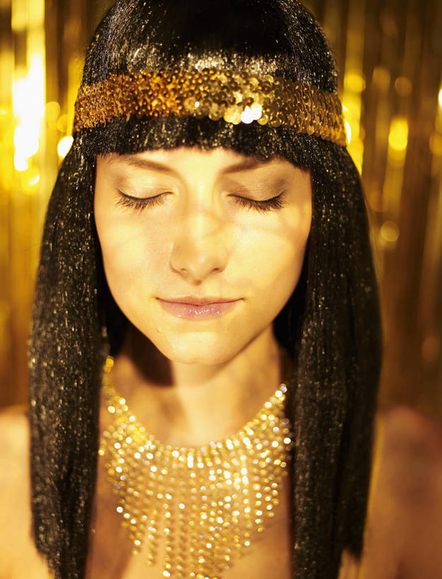 西方人,脸,头,脸颊,脖子,头发,一个人,站,闭眼,竖图,室内,特写,白天,正面,晚礼服,化妆,美容,项链,欧洲,欧洲人,仅一个年轻女性,仅一个女性,仅一个人,护肤,阴影,装饰,反射,头饰,影子,金色背景,肩膀,装饰品,黑色,彩妆,发箍,发饰,饰品,首饰,站着,保养,享受,休闲,金色,放松,保健,摄影,影棚,头箍,华丽,修饰,点缀,毛发,发卡,配饰,养颜,衬托,美观,雅致,雅观,年轻女性,女人,女性,白种人,头部,长发,直发,脖,颈,颈部,脸部,脸蛋,面部,闭眼睛,闭着眼,闭着眼睛,站立,半身,彩图,影棚拍摄,晚宴服,舞会服,洋服,洋装,夜礼服,拍摄