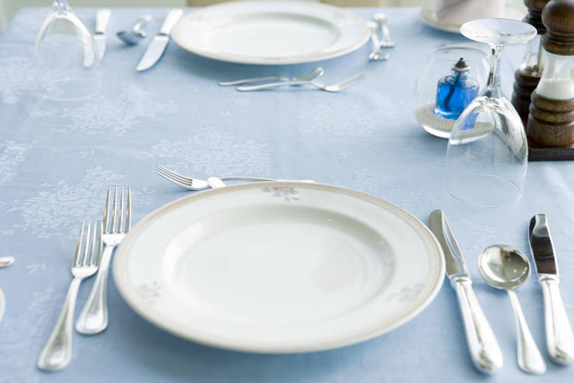 无人,横图,俯视,室内,特写,白天,餐桌,桌子,静物,杯子,餐具,厨具,阴影,反射,布料,叉子,刀叉,刀子,碟子,高脚杯,工具,盘,影子,勺子,布纹,玻璃制品,桌布,两个,一个,蓝色,盘子,餐巾,酒杯,调羹,碟,台布,汤匙,单个,餐台,胡椒磨,餐刀,研磨器,香槟杯,餐叉,胡椒研磨器,玻璃杯,进餐用具,餐桌布,彩图,高角度拍摄