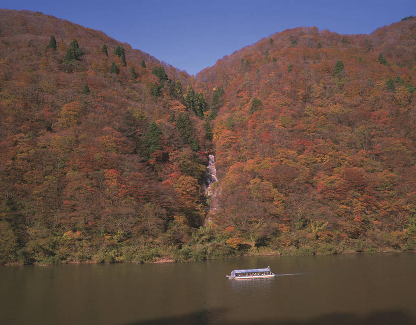 无人,横图,室外,白天,正面,旅游,度假,河流,美景,秋季,水,植物,轮船,船,叶子,日本,亚洲,一艘,阴影,波纹,飞溅,溅,光线,液体,影子,河水,景观,水滴,水流,枯叶,落叶,娱乐,水珠,树,树木,黄色,蓝色,绿色,蓝天,水纹,天空,阳光,自然,船尾波,交通工具,波浪,天,享受,休闲,景色,放松,生长,晴朗,成长,喷洒,自然风光,载具,东亚,本州,万里无云,本州岛,日本国,东北地方,山形,山形县,叶,叶片,晴空,晴空万里,秋,秋天,彩图,米泽,米泽市,吾妻山,最上川