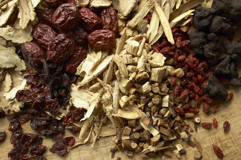 无人,横图,俯视,室内,特写,白天,植物,餐桌,桌子,一堆,阴影,堆叠,堆积,反射,影子,果实,草药,药草,中药,枣,红枣,餐台,堆,枸杞子,枸杞,枣子,药材,中草药,中药材,本草,苟起子,枸杞豆,枸杞果,血杞子,大枣,彩图,高角度拍摄