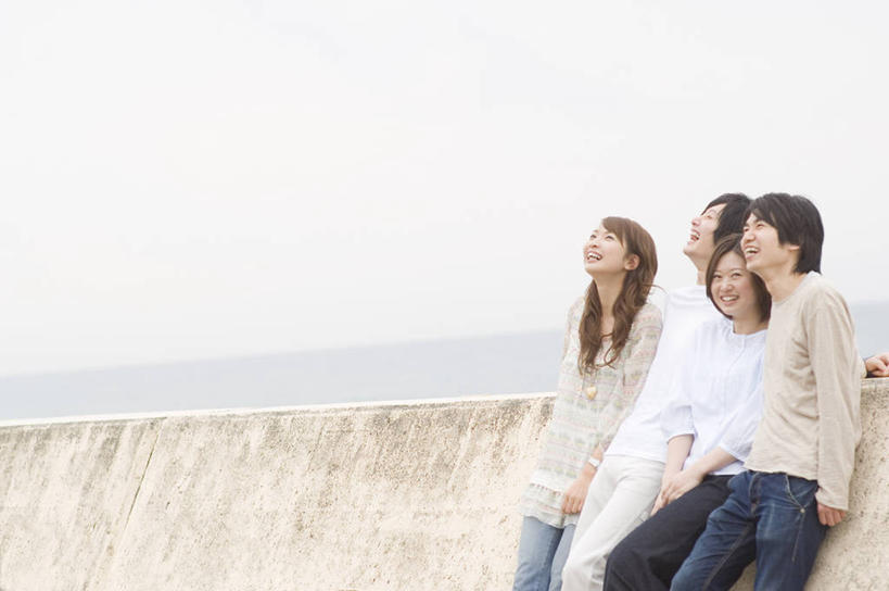 东方人,四个人,伙伴,朋友,站,笑,微笑,露齿笑,横图,室外,白天,正面,友谊,安全,亚洲,服装,裤子,朦胧,模糊,防护,注视,牛仔裤,休闲装,黄种人,衣服,灰色,天空,天,观察,看,靠,靠着,站着,休闲,休闲服,服饰,观看,保护,察看,关注,保险,防波堤,保全,周全,安稳,安定,平安,友情,男人,男性,年轻男性,年轻女性,女人,女性,亚洲人,抬头,仰头,站立,半身,彩图,破浪堤