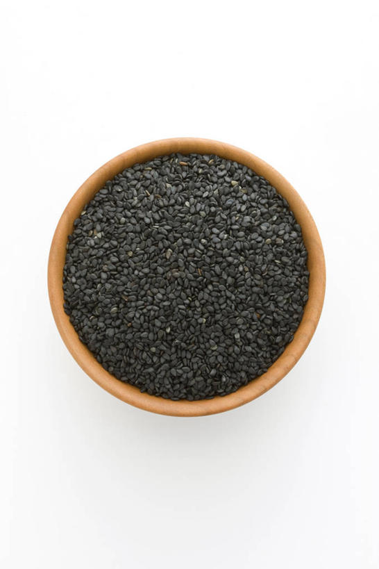 无人,竖图,俯视,室内,特写,白天,白色背景,一堆,许多,阴影,堆叠,堆积,反射,木制,影子,芝麻,很多,一个,黑色,木制品,容器,碗,摄影,影棚,单个,储藏,堆,黑芝麻,储存,脂麻,胡麻,白麻,巨胜子,油麻,彩图,高角度拍摄,影棚拍摄,拍摄,贮存