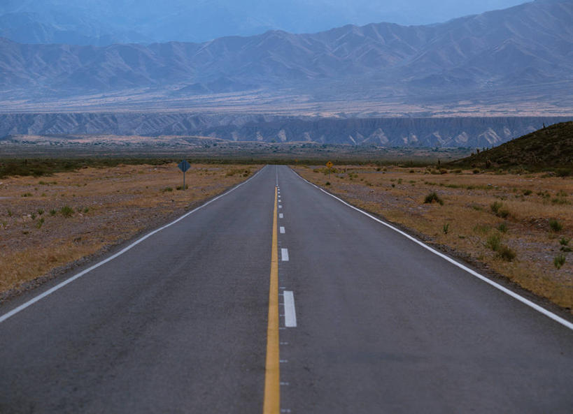 无人,横图,室外,白天,正面,消失点,旅游,度假,美景,山,山脉,植物,道路,路,公路,阿根廷,阴影,枯萎,光线,影子,景观,山峰,分界线,枯草,停车线,交通,山峦,娱乐,草,黄色,蓝色,蓝天,天空,阳光,自然,群山,天,享受,休闲,景色,南美,放松,晴朗,车行道,车行道分界线,南美洲,拉丁美洲,自然风光,标线,美洲,车行线,万里无云,亚美利加洲,南亚美利加洲,阿根廷共和国,萨尔塔,萨尔塔省,晴空,晴空万里,马路,彩图,没影点,灭点