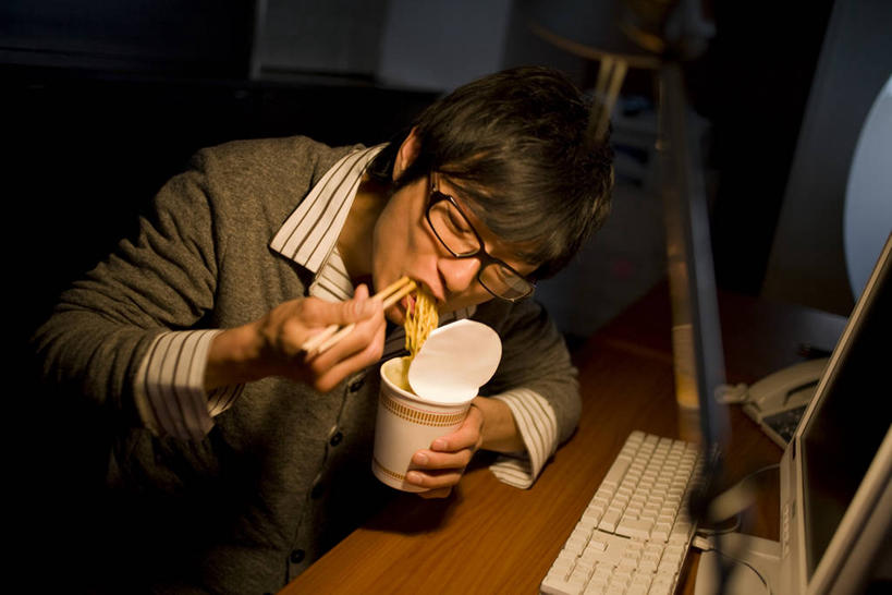 面食,面条,东方人,一个人,商务人士,商务男性,办公室,坐,吃,横图,俯视,室内,夜晚,衬衫,烹饪,键盘,家具,筷子,台灯,桌子,杯子,餐具,照明,亚洲,仅一个男性,仅一个人,仅一个中年男性,一双,握,咬,阴影,套装,光线,眼镜,影子,办公桌,灯光,面,日本料理,料理,食品,黄种人,文化,输入设备,通讯设备,传统,拉面,菜肴,美食,灯,食物,一个,纸制品,灯具,日式料理,日式,握着,佳肴,单个,纸杯,礼节,照亮,咬着,照明设备,礼仪,通信设备,商务装,近视眼镜,杯面,工薪阶层,办公家具,日本拉面,男人,男性,中年男性,亚洲人,白领,上班族,进餐用具,嚼,食,坐着,半身,彩图,高角度拍摄,衬衣,日本杯面