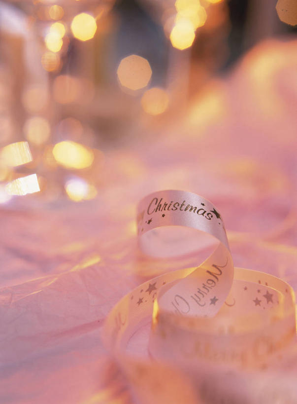 无人,竖图,室内,特写,白天,正面,餐桌,桌子,蜡烛,阴影,朦胧,模糊,环绕,缠绕,光线,火焰,丝绸,丝带,影子,烛光,缎带,燃烧,绸带,粉色,点燃,餐台,火光,纠缠,彩图