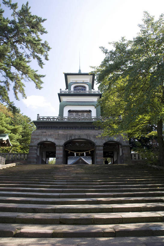 无人,竖图,室外,白天,仰视,旅游,度假,名胜古迹,植物,楼梯,标志建筑,地标,建筑,日本,亚洲,阴影,节日,遗迹,光线,影子,阶梯,云,云朵,神社,云彩,古迹,文化,文物,娱乐,建设,古建筑,台阶,树,树木,蓝色,绿色,白云,蓝天,天空,阳光,自然,天,祈祷,享受,休闲,健康,旅游胜地,放松,许愿,宗教,信仰,生长,晴朗,成长,纪念,神道,祈求,祭祀,古文明,东亚,金泽,本州,本州岛,日本国,金沢,金沢市,石川,石川县,中部地方,神道教,县厅,社屋,平安,晴空,彩图,低角度拍摄,金泽市