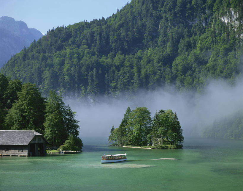 无人,家,横图,室外,白天,正面,旅游,度假,湖,湖泊,美景,树林,水,植物,雾,德国,欧洲,阴影,朦胧,模糊,光线,影子,房屋,屋子,湖面,景观,水流,水面,娱乐,楼房,住宅,树,树木,蓝色,绿色,蓝天,天空,阳光,自然,湖水,天,享受,休闲,景色,放松,生长,晴朗,成长,迷雾,西欧,自然风光,万里无云,德意志联邦共和国,巴伐利亚,巴伐利亚州,拜恩州,拜恩自由州,大雾,晴空,晴空万里,彩图,房子,国王湖